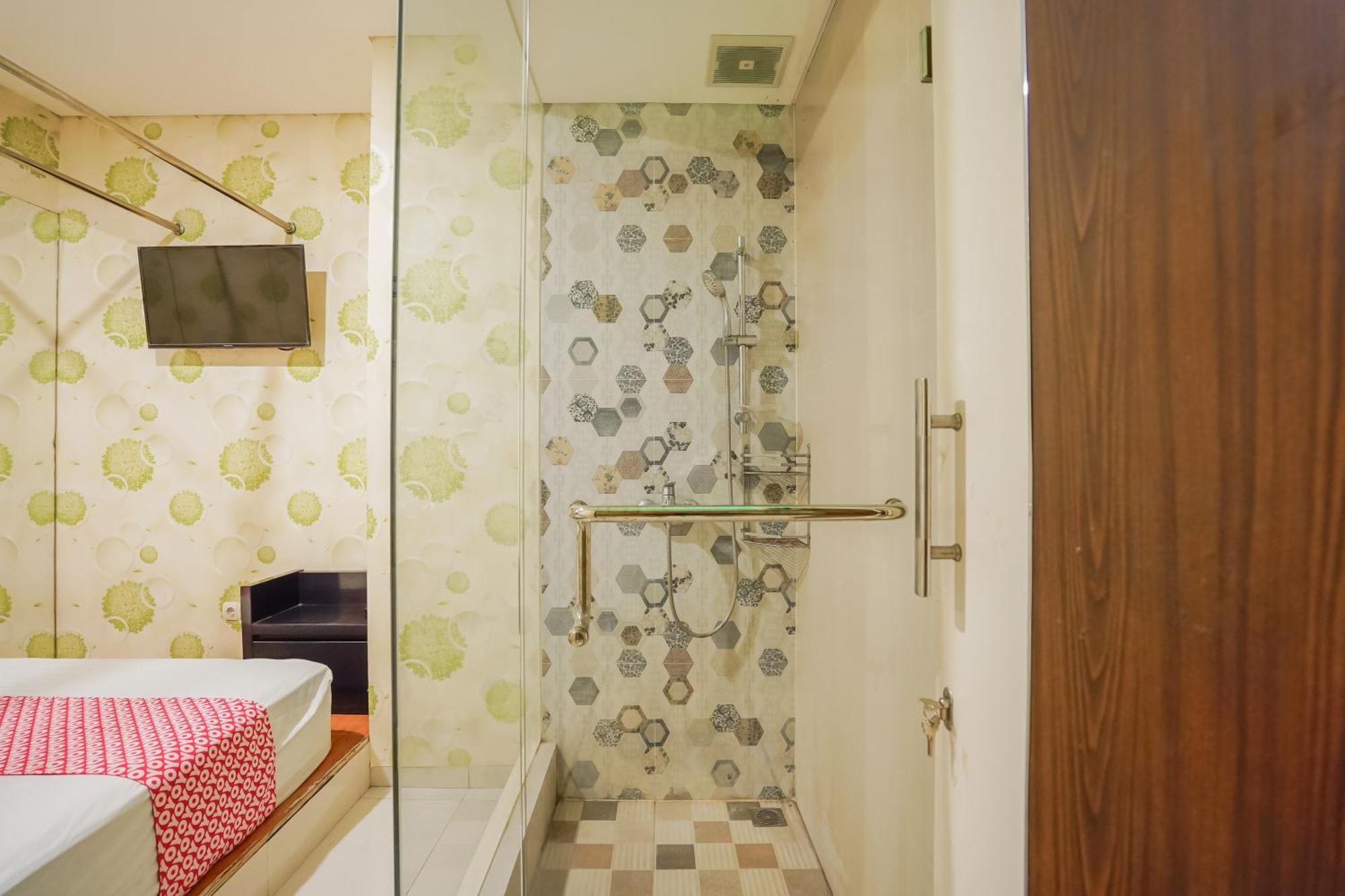 Super Oyo Capital O 92633 Spring Hotel Gubeng سورابايا المظهر الخارجي الصورة